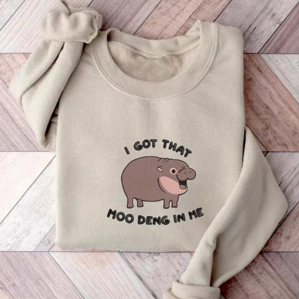 Funny Baby Pygmy Hippo I Got That Moo Deng In Me Embroidered Sweatshirts, T-Shirts, Hoodies